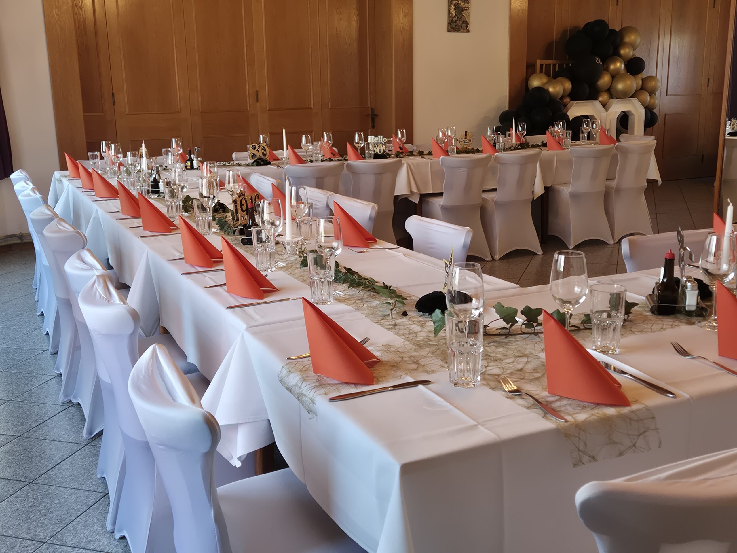 Festlich gedeckter Saal im Gasthof Dorner