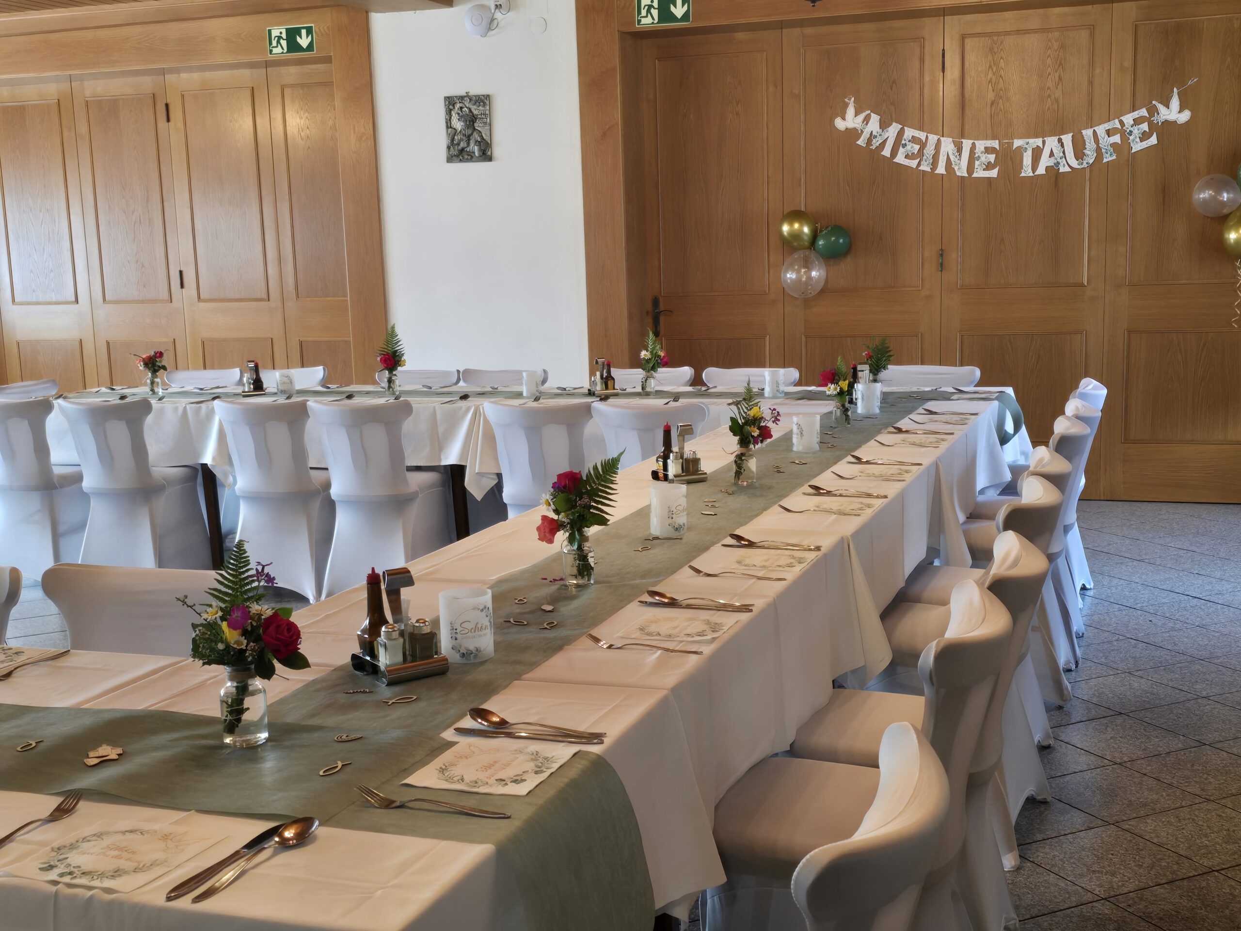 Gedeckte Tafel für eine Feier